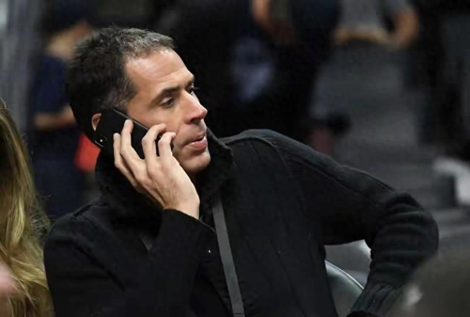 开云官方下载-3000万起价！小里伤病竟成助攻，佩林卡吃瘪，浓眉交易隐痛难消